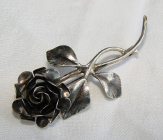Frumoasa brosa din argint 835, in forma unui trandafir foto