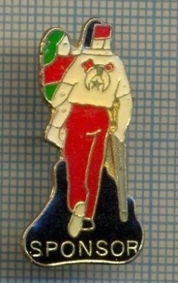 1174 INSIGNA - SPONSOR - UN TIP IMBRACAT IN COSTUM CU INSEMNE TURCESTI PE SPATE (semiluna cu o stea)DUCE IN BRATE O FATA -starea care se vede foto