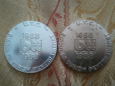 Lot 2 medalii Biroul de turism pentru tineret 14,80 grame + 17,50 grame + taxele postale = 40 roni foto