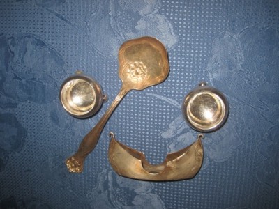 Set vechi miniaturi decor vitrina din metal argintat. foto