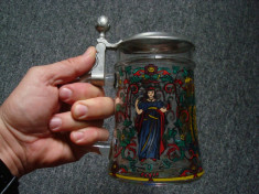 Halba bere Nr 33, germana, din sticla, 500 ml, cu desen tematica personaje medievale. foto