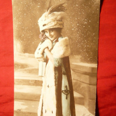 Ilustrata - Femeie cu capa si caciula de blana ,inc.sec.XX ,semnata Masel , Franta