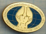 1469 INSIGNA - ANUL INTERNATIONAL AL FEMEII 1975 -F.S.M. -EGALITATE, PROMOVARE, PACE -in limba franceza-starea care se vede.