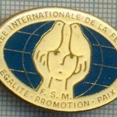 1469 INSIGNA - ANUL INTERNATIONAL AL FEMEII 1975 -F.S.M. -EGALITATE, PROMOVARE, PACE -in limba franceza-starea care se vede.