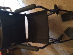 Scaun pliabil cu rotile persoane cu handicap foto