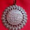 Splendid si Vechi Medalion Vintage Lucrat Manual Impunator si Elegant