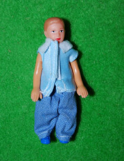 Papusa, papusica, din cauciuc, baiat,micut, cu haine albastre, 9.5 cm foto