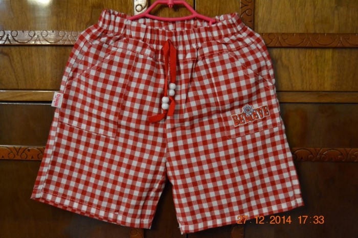 Pantaloni scurti carouri rosu/alb foto mare Pantaloni scurti carouri rosu/alb foto mare