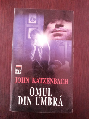 OMUL DIN UMBRA -- John Katzenbach -- 2001, 507 p. foto