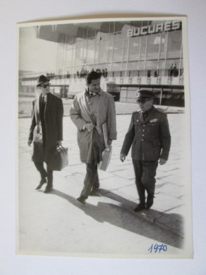 FOTO COLECTIE GL.AVIATIE CU DELEGATIA AERO ITALIANA PE AEROPORTUL OTOPENI 1970 foto