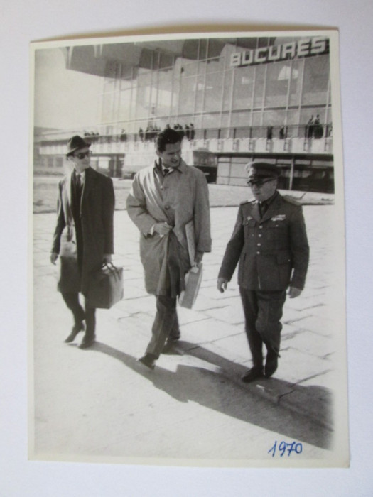 FOTO COLECTIE GL.AVIATIE CU DELEGATIA AERO ITALIANA PE AEROPORTUL OTOPENI 1970