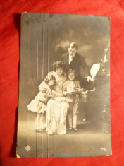 Ilustrata - Felicitare - Familie la Pian - Craciun , circulat 1906 foto