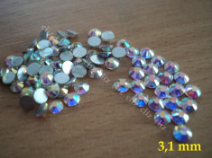 Set 100 cristale cu reflexii multicolore pentru unghii tip Swarovski 3,1 mm foto