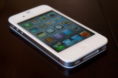 Iphone 4S alb si negru nou, nefolosit in cutia originala 32 GB foto
