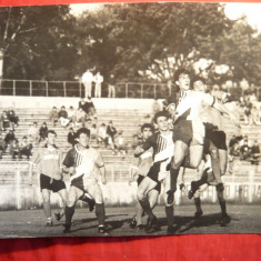 Fotografie mare - Meci Fotbal al Craiovei anii '80 , Gica Popescu in plan secund