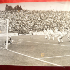 Fotografie Meci de Fotbal International ,se vad Lacatus , I.Lupescu ,24 x 18 cm