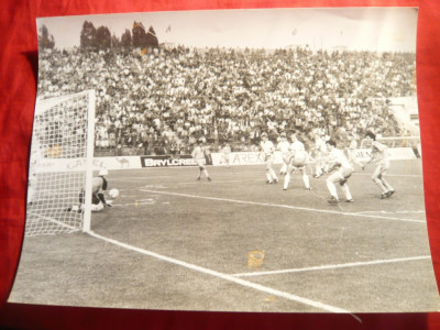 Fotografie Meci de Fotbal International ,se vad Lacatus , I.Lupescu ,24 x 18 cm foto