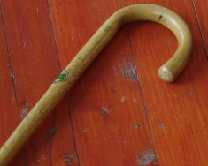 Vechi baston din lemn de trandafir cu insigna tematica montana si varf metalic ! foto