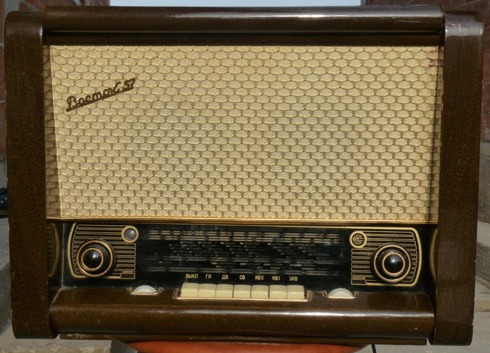 Aparat radio cu pick -up si lampi , vechi , rusesc , stare excelenta  ,functional | arhiva Okazii.ro