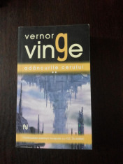 ADANCURILE CERULUI -- Vernor Vinge -- 2010, 543 p. foto