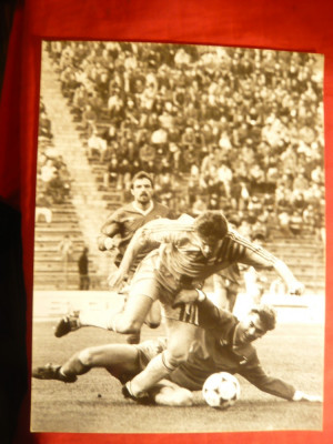 Fotografie Fotbal - Meci UTA Arad , inceputul anilor &amp;#039;90 ,dim.= 23,8x18 cm foto