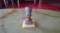 STATUETA ART DECO BUST NEFERTITI DIN BRONZ PICTAT PE SOCLU DE MARMURA ALBA foto