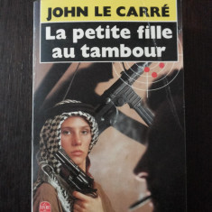 LA PETITE FILLE AU TAMBOUR - John le Carre - 1983, 713 p.; lb. franceza