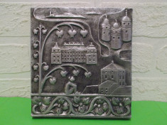 PLACA DECORATIVA din aluminiu turnat , basorelief in stil medieval foto