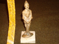 Statueta din bronz, veche, figurina cavaler medieval in armura(coif, casca) foto