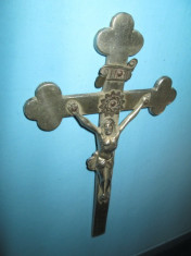 CRUCIFIX mic vechi in crom cu spate filigramat. foto