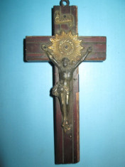 Crucifix mic in metal pe lemn, perioada 1900. foto