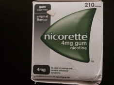 Guma Nicorette 4 mg .Original flavour 210 gume .Expira 10.2015 foto