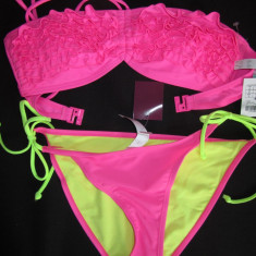 Costum de baie roz sutien cu volane