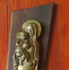 Statueta metal pe suport din lemn- Madona cu pruncul - Fecioara Maria cu pruncul foto