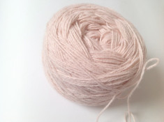 Fir de tricotat sau crosetat , acril 100%, moale, catifelat , roz prafuit foto
