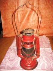 Felinar vechi din metal rosu vopsit foto