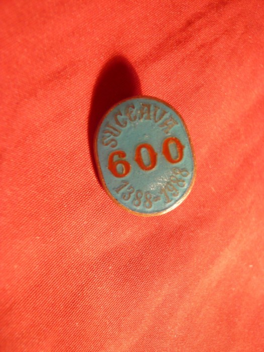 Insigna 600 Ani Suceava , metal si email , h= 2 cm