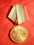 Medalie 1300 Ani Bulgaria , metal aurit , panglica , d= 3,3 cm