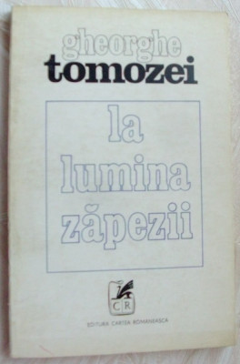 GHEORGHE TOMOZEI - LA LUMINA ZAPEZII (VERSURI, editia princeps - 1974) foto