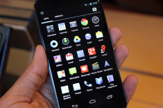 Vand LG Nexus 4 negru Impecabil + Husa piele neagra Noreve foto