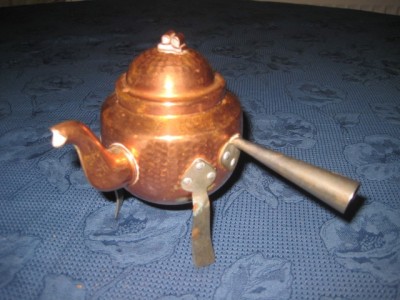 2640-Ibric mic vechi colectie sau folosire din inox cuprat si picioruse metalice. foto