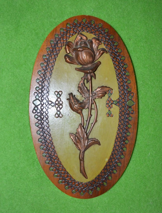D- Placheta/aplica vintage romaneasca cu trandafir arama pe suport lemn anii 70