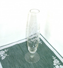 Vaza vintage tip goblet, cristal clar suflat si gravat manual TRANDAFIRI anii 60 foto