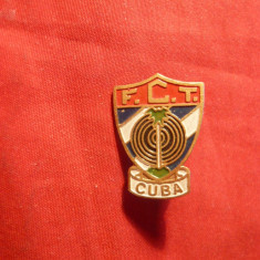 Insigna Federatia Cubaneza de Tir , h= 2,5 cm , metal si email