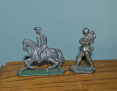 lot 2 figurine soldatei de metal/plumb ( calare si pe jos), 5cm si 5.5x6cm foto