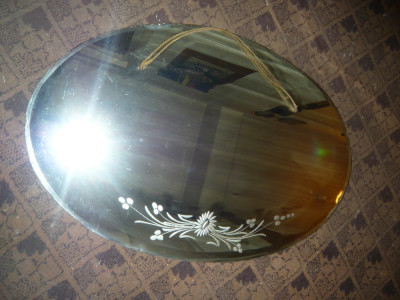 Oglinda veche , ovala , 68x45,5 cm ,ornament floral ,sticla groasa foto