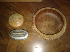 3 obiecte o scrumiera de lemn o bricheta si o cutie de marmura cu capac pt inel. foto