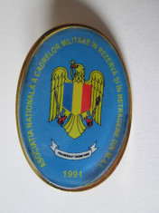 INSIGNA ASOC.NAT. A CADRELOR MILITARE IN REZERVA SI IN RETRAGERE DIN M.A.I. 1991 foto