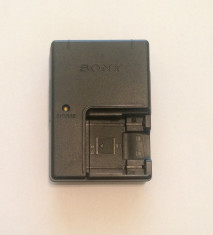 Incarcator baterie foto Sony BC-CS3 / 4.2V, 0.5A / Baterie: NP-BD1, NP-FD1, NP-FR1, NP-FT1, NP-FE1 / Cablu alimentare inclus foto