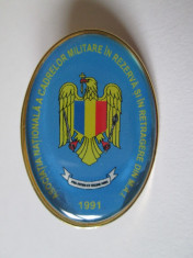 INSIGNA ASOC.NAT. A CADRELOR MILITARE IN REZERVA SI IN RETRAGERE DIN M.A.I. 1991 foto